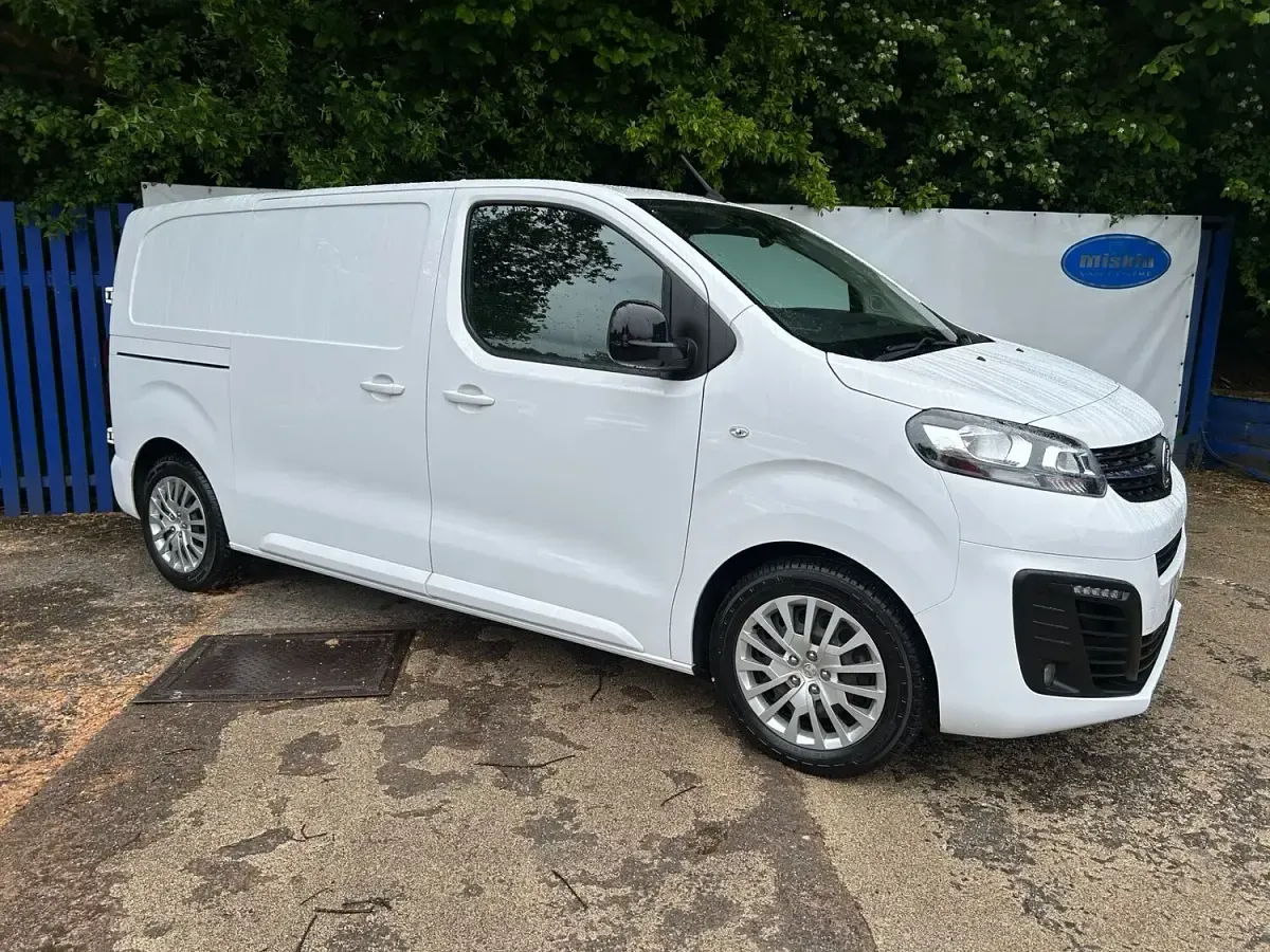 Used Vauxhall Vivaro 120 HP (88 kW) 2023 White MPV