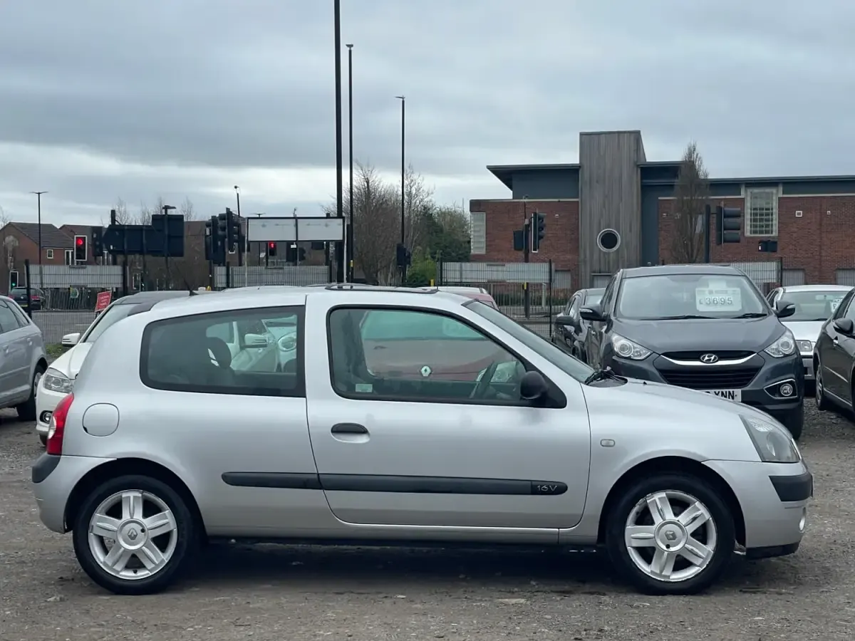 Usado Renault Clio II Expression 2005 Prateado Citadino
