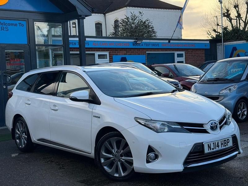 Used Toyota Auris Hybrid 136 HP (100 kW) 2014 White Estate