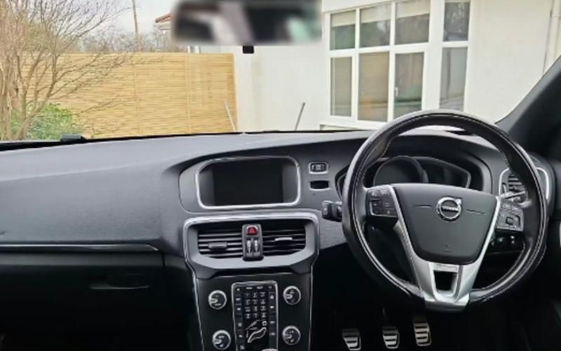 Used Volvo V40 R-Design 190 HP (139 kW) 2016 Red Hatchback