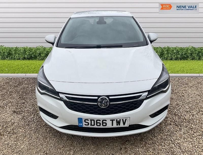 Second-hand Vauxhall Astra Elite 200 CP (147 kW) 2016 Alb Hatchback