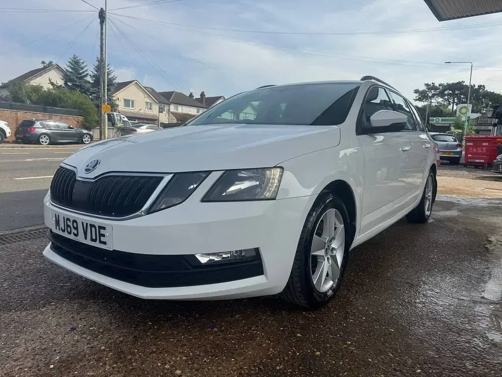 Used Skoda Octavia SE 150 HP (110 kW) 2019 White Estate