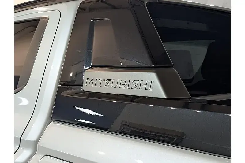 New Mitsubishi L200 2026 White diamond Pickup