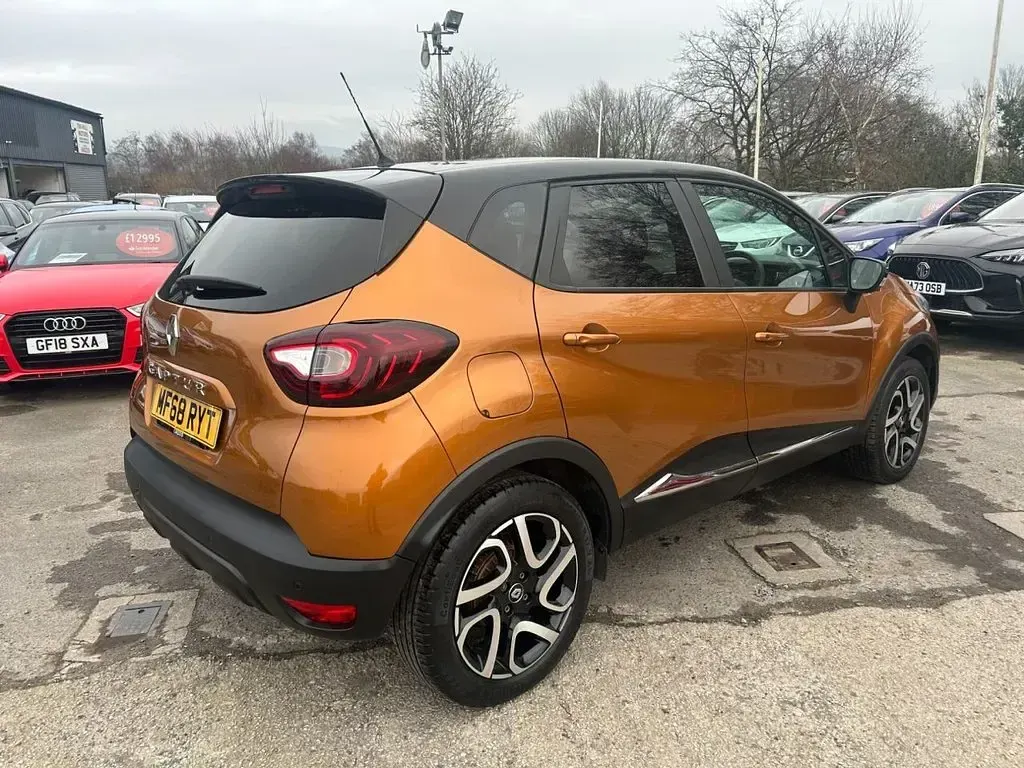 Used Renault Captur Iconic 90 HP (66 kW) 2018 Orange SUV