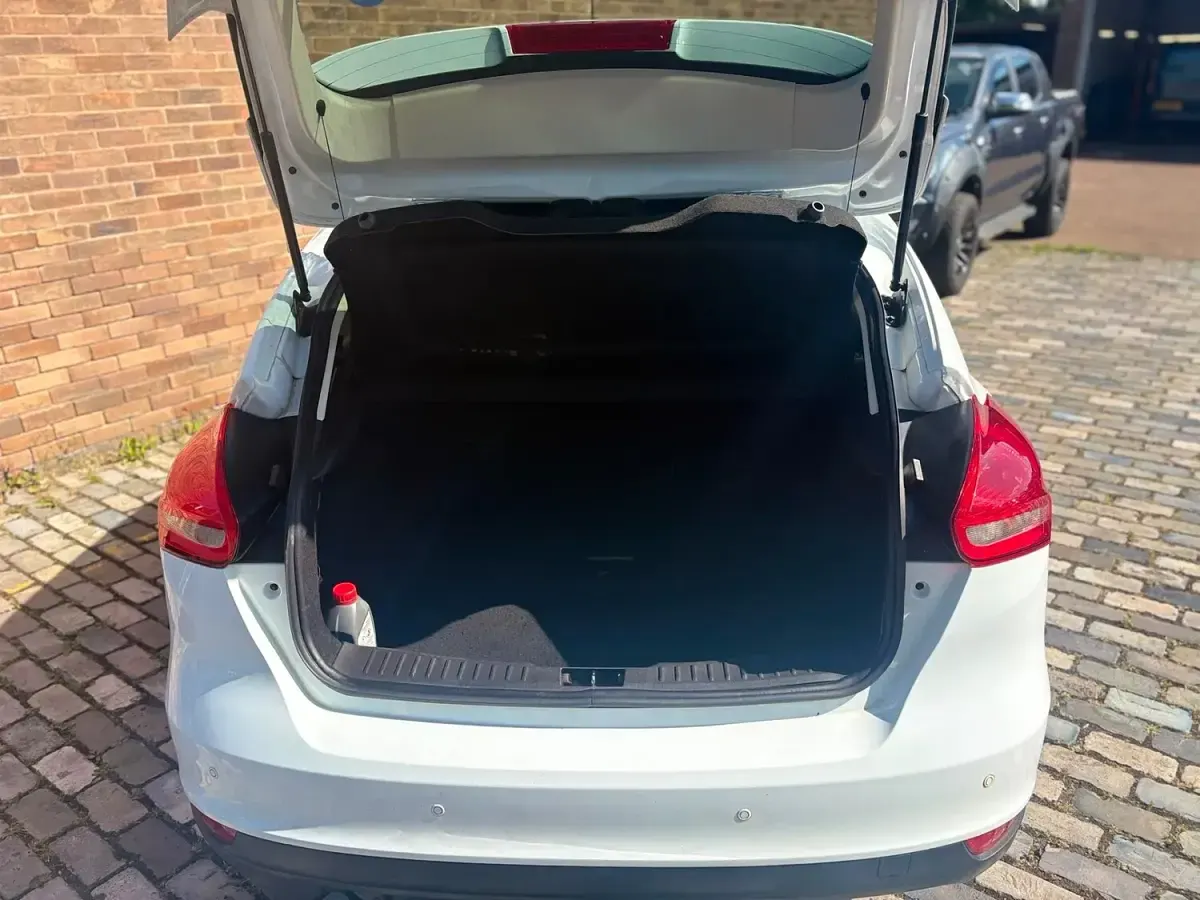 Used Ford Focus Zetec 2015 White Hatchback