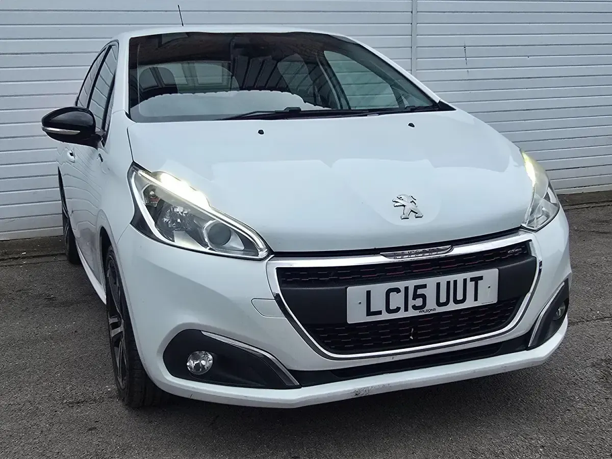 Used Peugeot 208 GT-line 110 HP (80 kW) 2015 White Hatchback