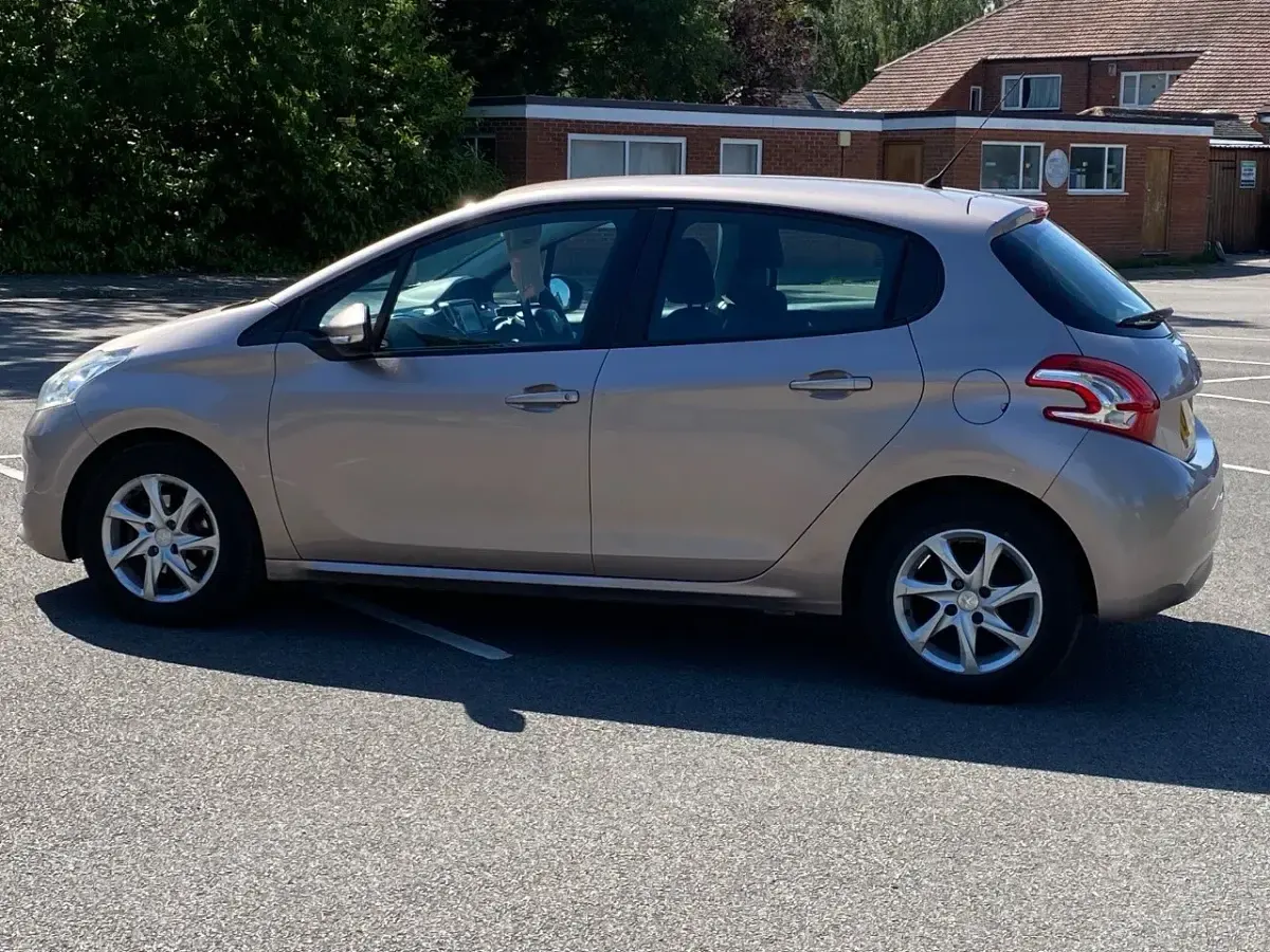 Used Peugeot 208 Active 82 HP (60 kW) 2012 Pink Hatchback