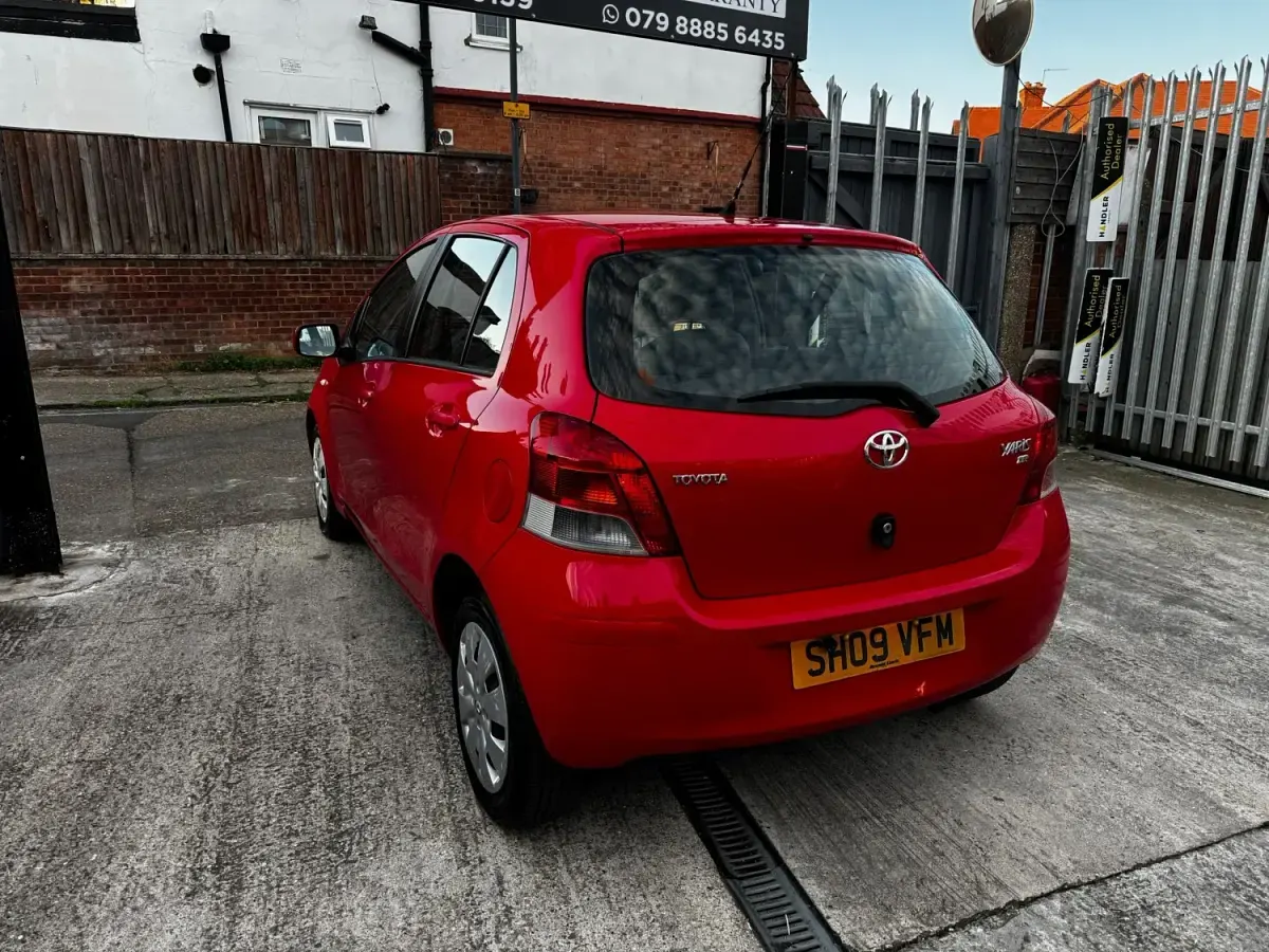 Begagnad Toyota Yaris 2009 Röd Halvkombi