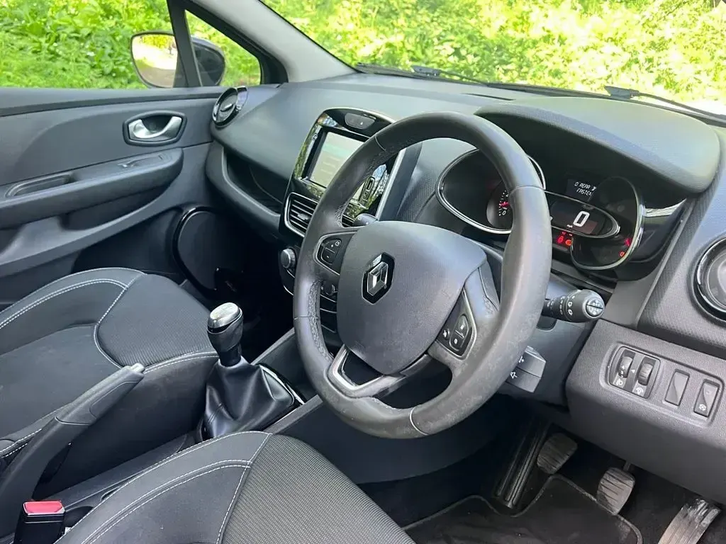 Used Renault Clio Iconic 75 HP (55 kW) 2018 Black Hatchback