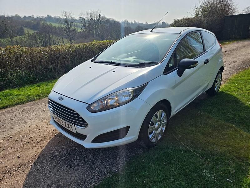 Used Ford Fiesta 75 HP (55 kW) 2013 White Hatchback
