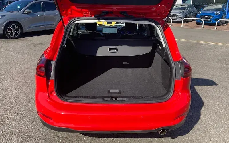 Usado Ford Focus Titanium X 125 CV (91 kW) 2023 Rojo Familiar