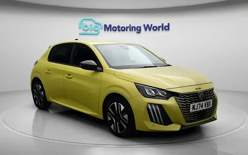 Used Peugeot 208 Allure 101 HP (74 kW) 2024 Yellow Hatchback