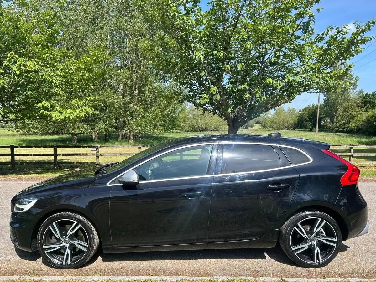 Used Volvo V40 R-Design Pro 122 HP (89 kW) 2018 Black Hatchback