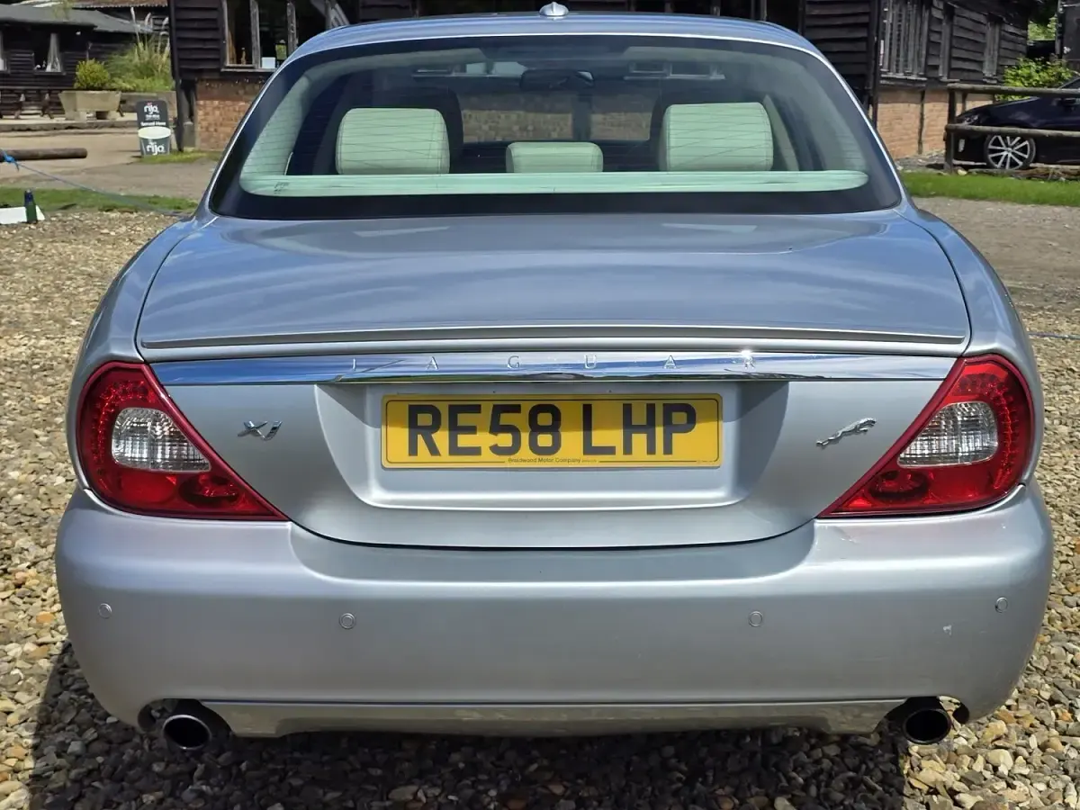 Used Jaguar XJ 207 HP (152 kW) 2008 Silver Sedan