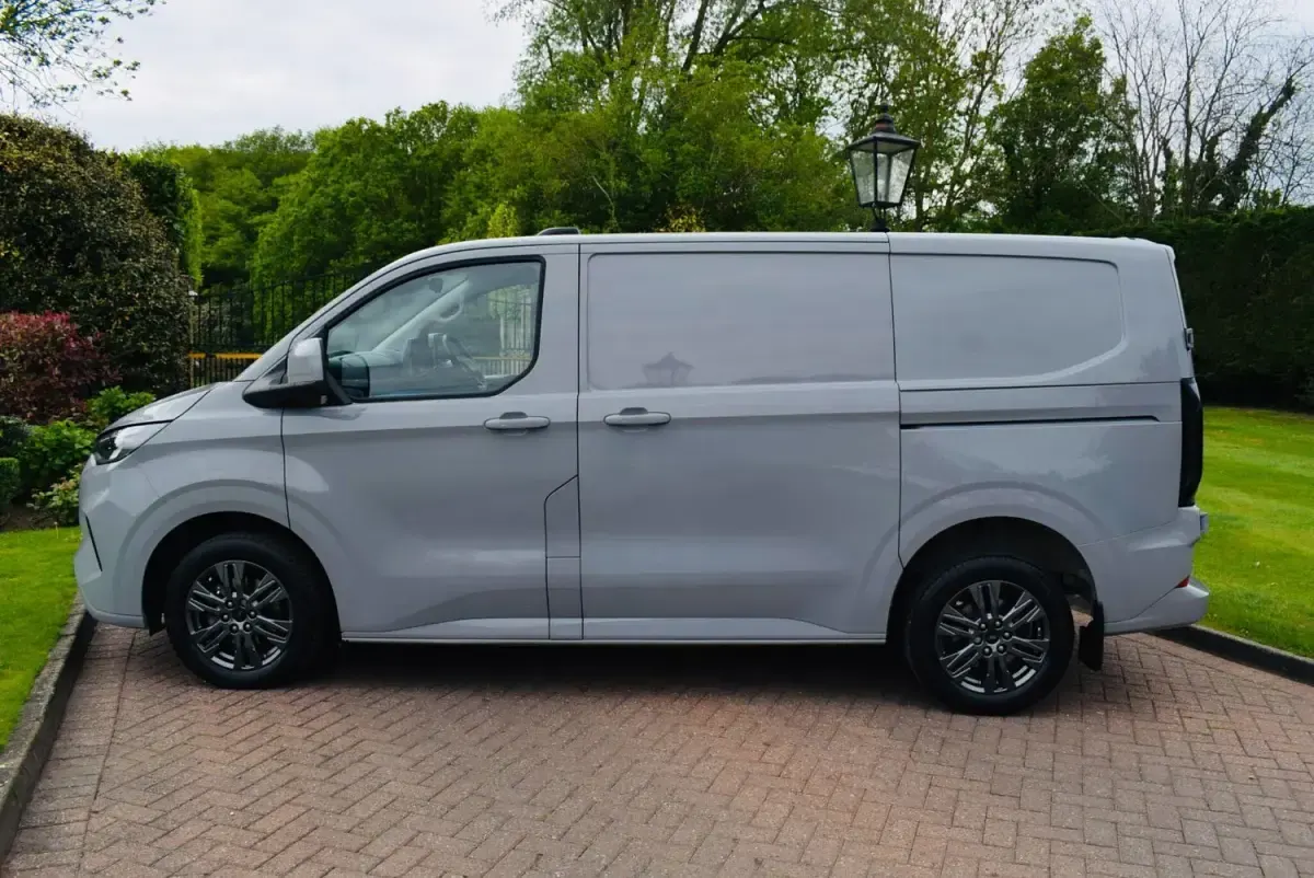 Usado Ford Transit Custom Limited 170 CV (125 kW) 2025 Gris Van