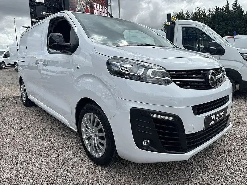 Used Vauxhall Vivaro 120 HP (88 kW) 2023 White MPV