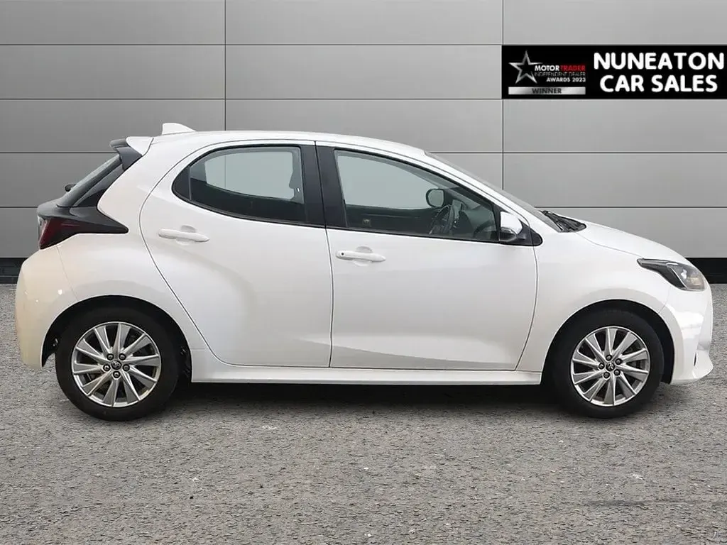 Used Toyota Yaris 91 HP (66 kW) 2022 White Hatchback