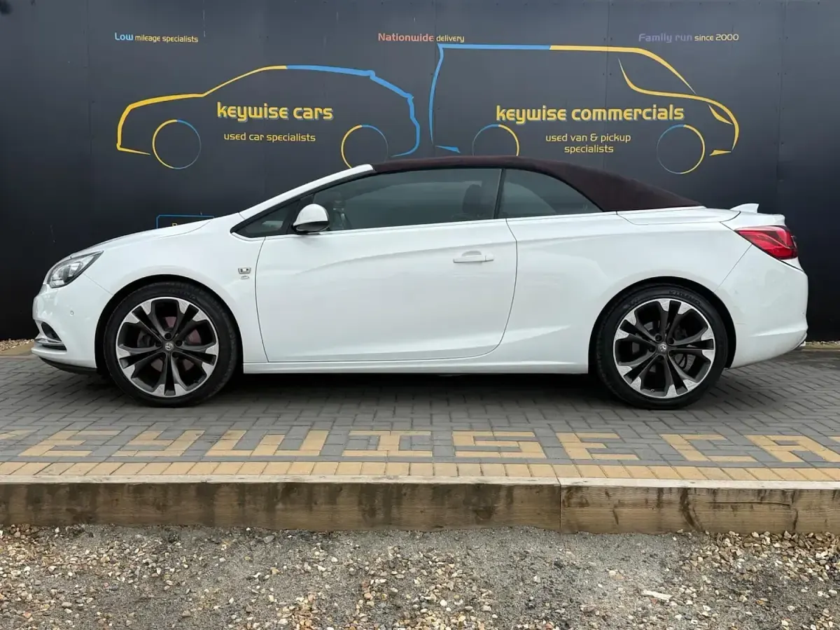 Used Vauxhall Cascada Elite 170 HP (125 kW) 2016 White Cabriolet