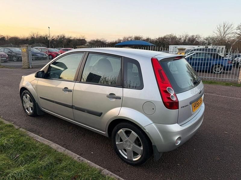 Usado Ford Fiesta Zetec 2006 Prateado Citadino