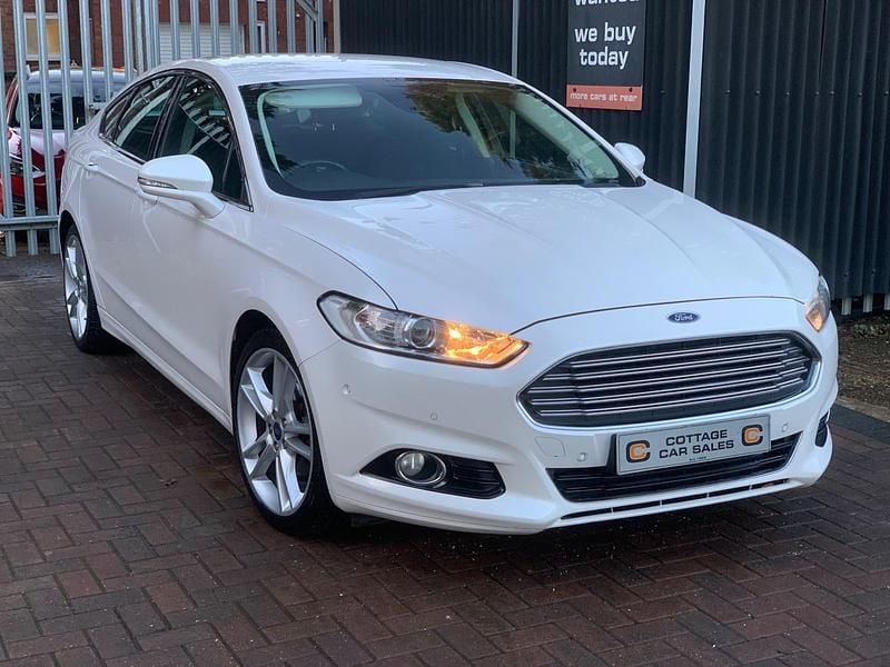 Used Ford Mondeo Titanium 180 HP (132 kW) 2015 White Hatchback