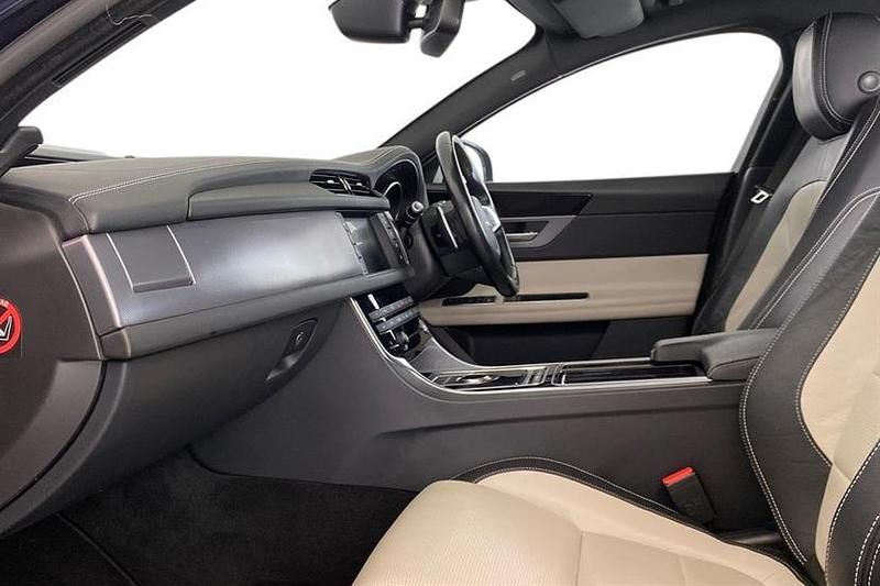 Used Jaguar XF R-Sport 240 HP (176 kW) 2018 Loire blue Sedan