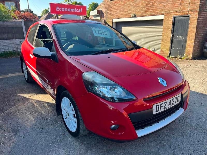 Used Renault Clio II 74 HP (54 kW) 2010 Red Hatchback