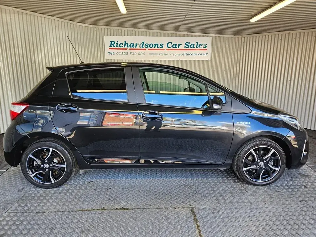 Used Toyota Yaris Design 100 HP (73 kW) 2018 Black Hatchback
