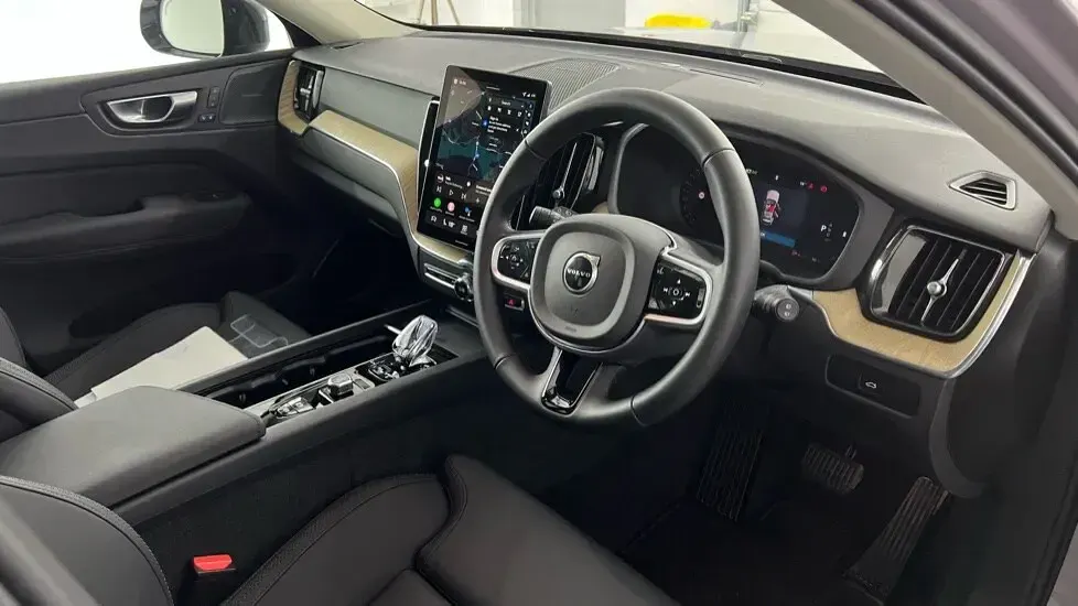 Used Volvo XC60 Plus 247 HP (181 kW) 2025 Silver SUV