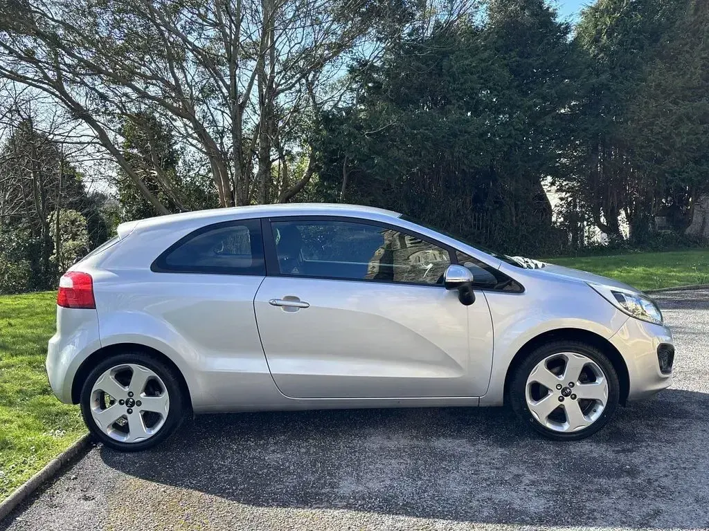 Used Kia Rio 107 HP (78 kW) 2012 Silver Hatchback