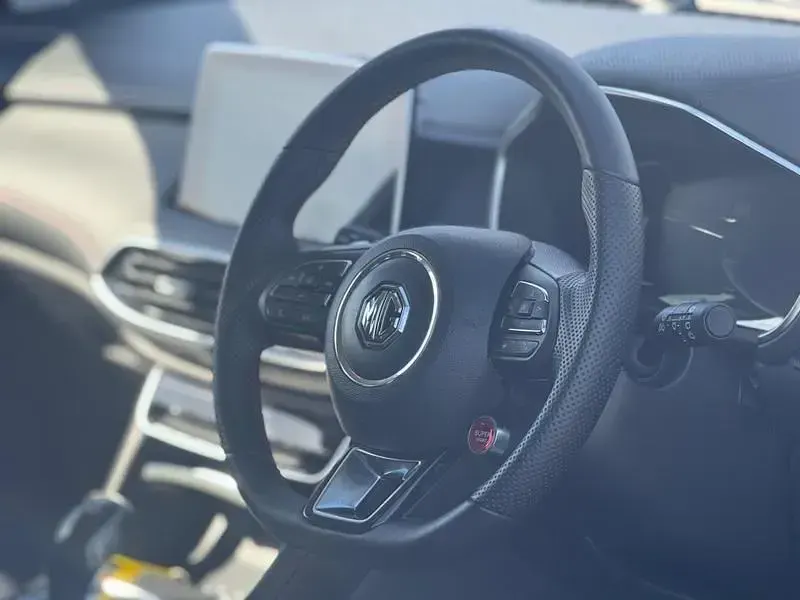 Używany MG HS Trophy 162 KM (119 kW) 2024 Biały SUV
