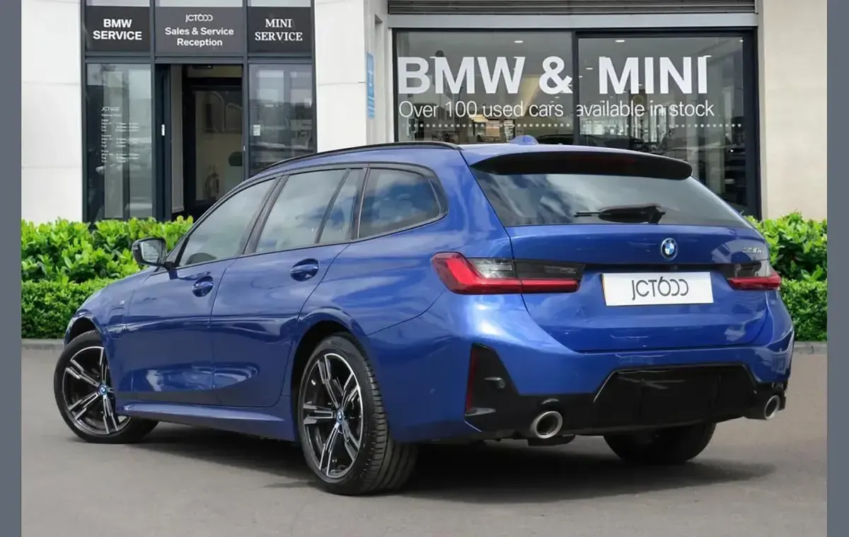 Używany BMW 330e M Sport 288 KM (211 kW) 2024 Niebieski Kombi