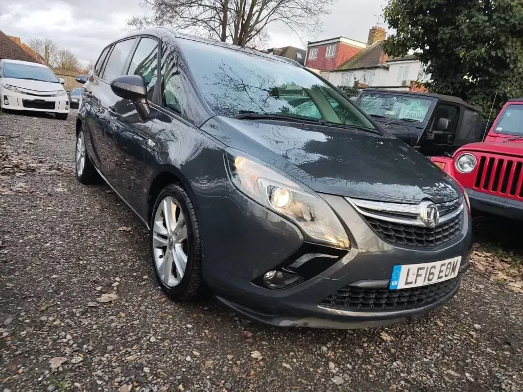 Begagnad Vauxhall Zafira SRi 140 HK (102 kW) 2016 Grå Minibuss