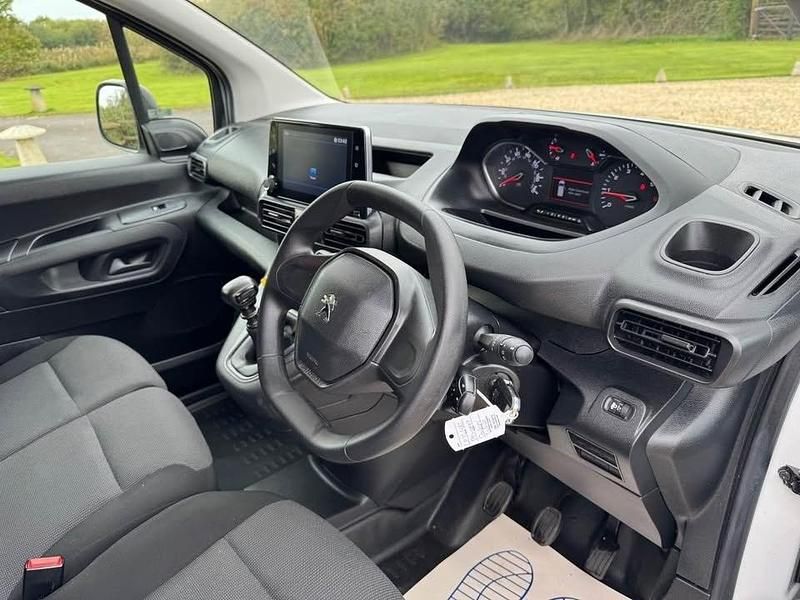 Used Peugeot Partner Premium 2023 White MPV