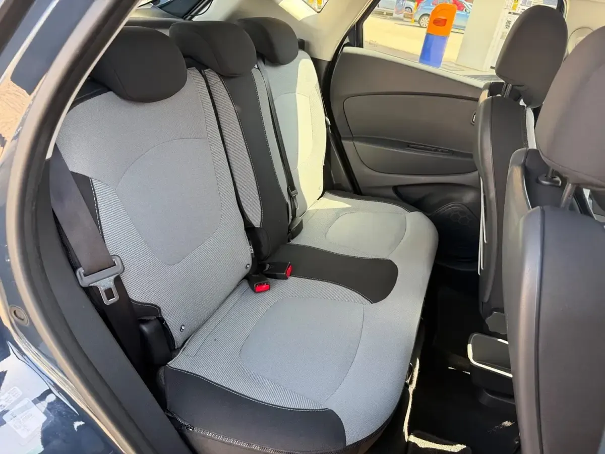 Used Renault Captur Dynamique 90 HP (66 kW) 2013 Blue/cream SUV