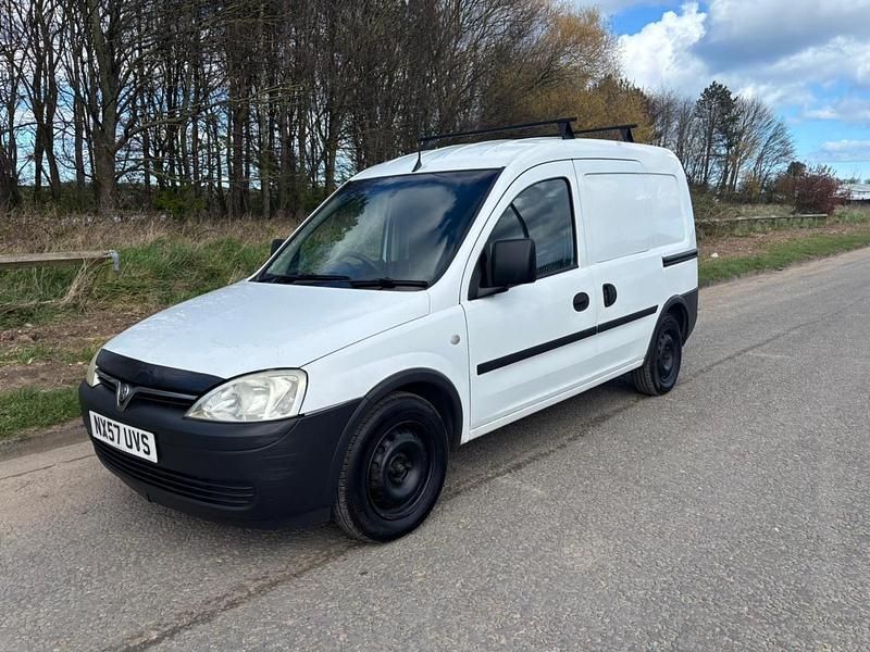 Used Vauxhall Combo 75 HP (55 kW) 2007 White MPV