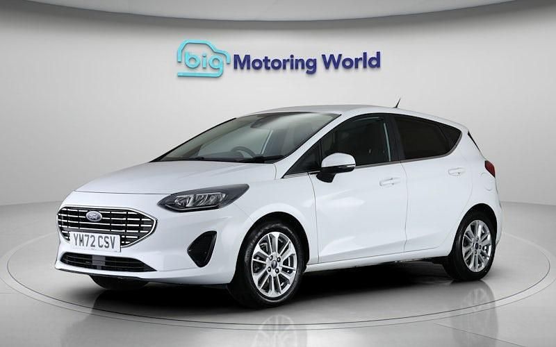 Begagnad Ford Fiesta Titanium 101 HK (74 kW) 2022 Vit Halvkombi