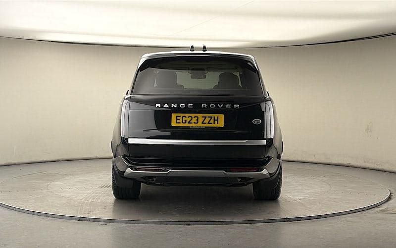 Begagnad Land Rover Range Rover First Edition 441 HK (324 kW) 2023 Svart SUV