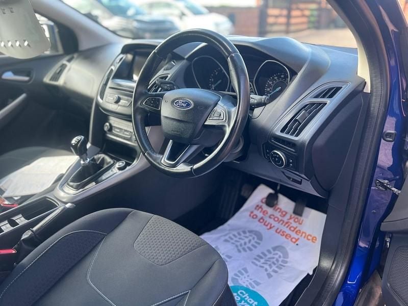 Used Ford Focus Zetec 120 HP (88 kW) 2016 Blue Hatchback