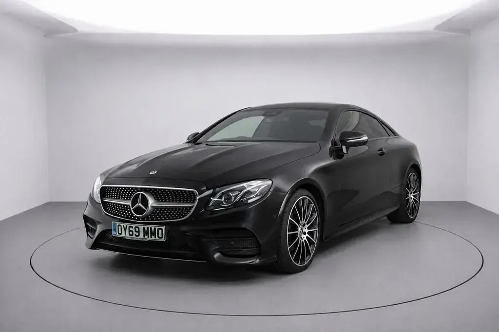 Usado Mercedes E220 AMG line 194 HP (142 kW) 2019 Preto Coupé