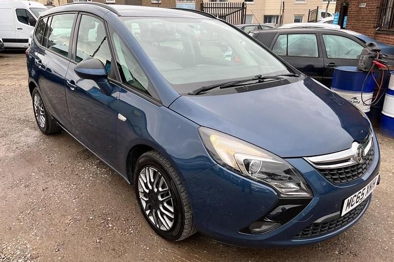 Used Vauxhall Zafira Tourer SRi 170 HP (125 kW) 2014 White MPV