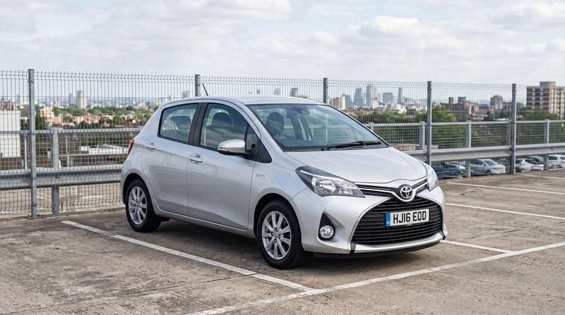 Used Toyota Yaris Hybrid 101 HP (74 kW) 2016 Silver Hatchback