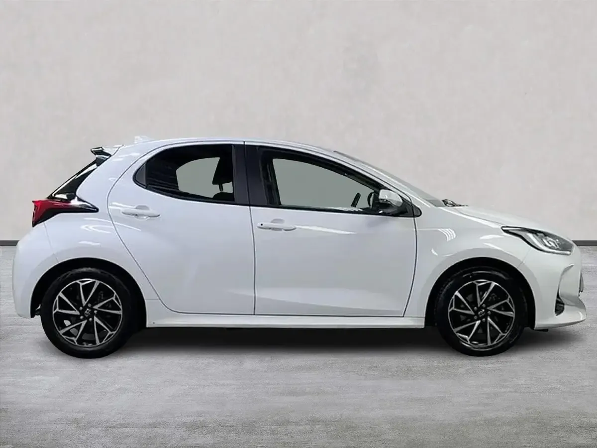 Used Toyota Yaris Design 116 HP (85 kW) 2024 White Hatchback