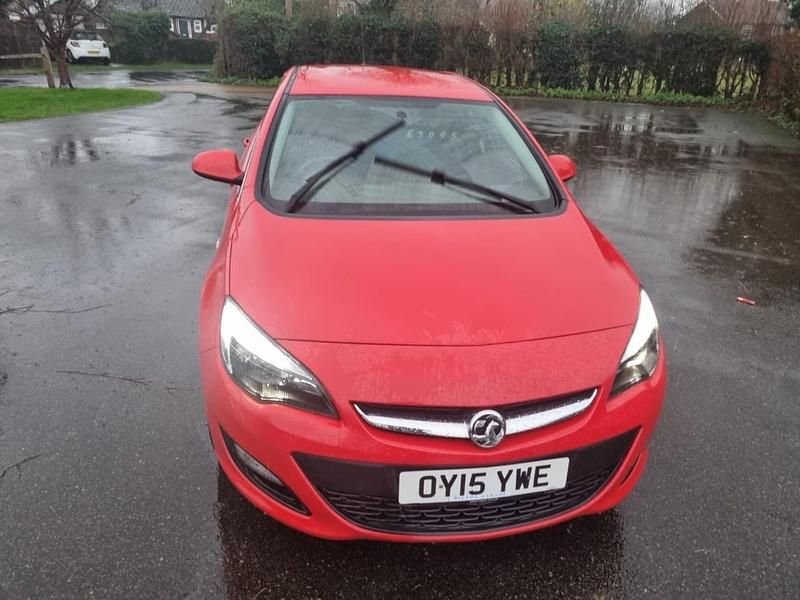 Red Used 2015 Vauxhall Astra Excite Hatchback | £3,995 (Good price) - Image 1/4