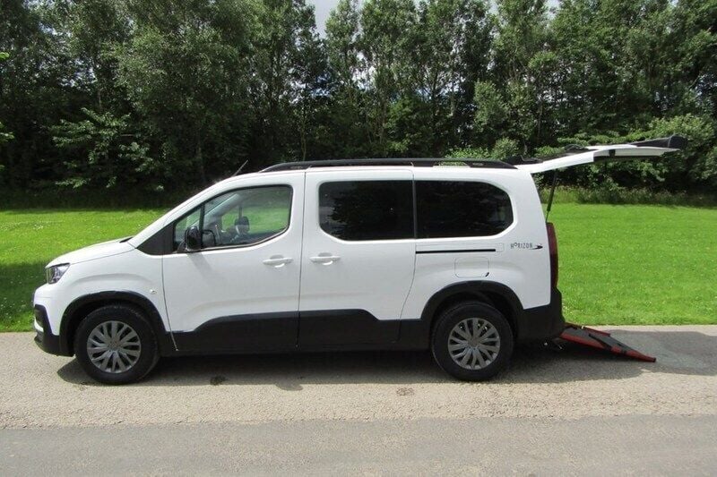 White Used 2023 Peugeot Rifter Allure MPV | £15,995 (Fair price) - Image 1/1
