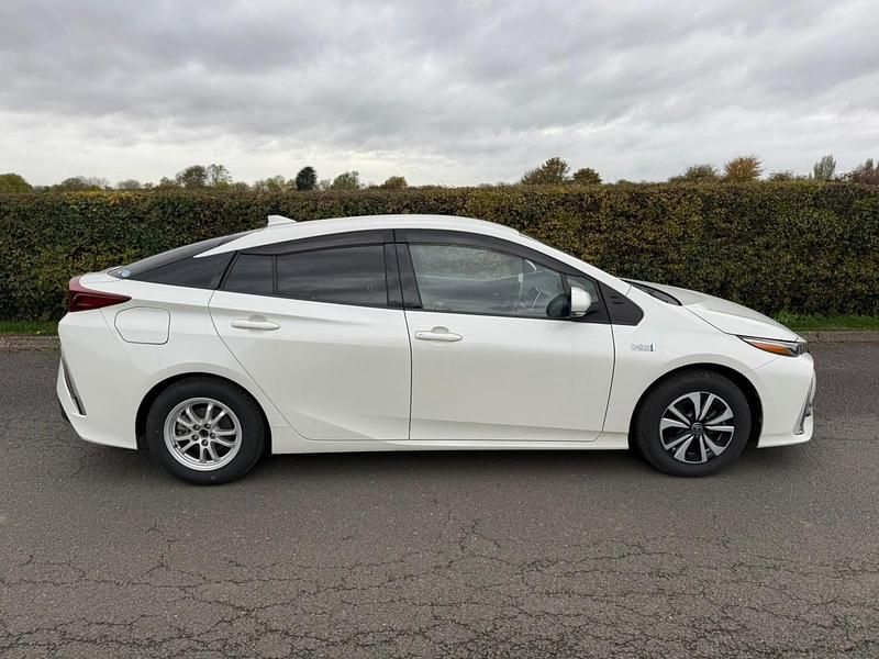 Used Toyota Prius 2017 White Hatchback