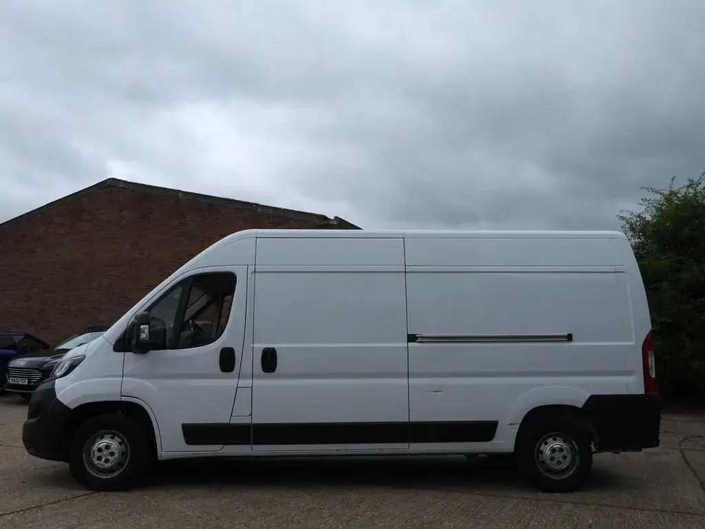 Used Peugeot Boxer Premium 140 HP (102 kW) 2023 White Van