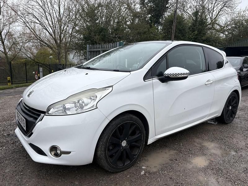 Used Peugeot 208 2013 White Hatchback