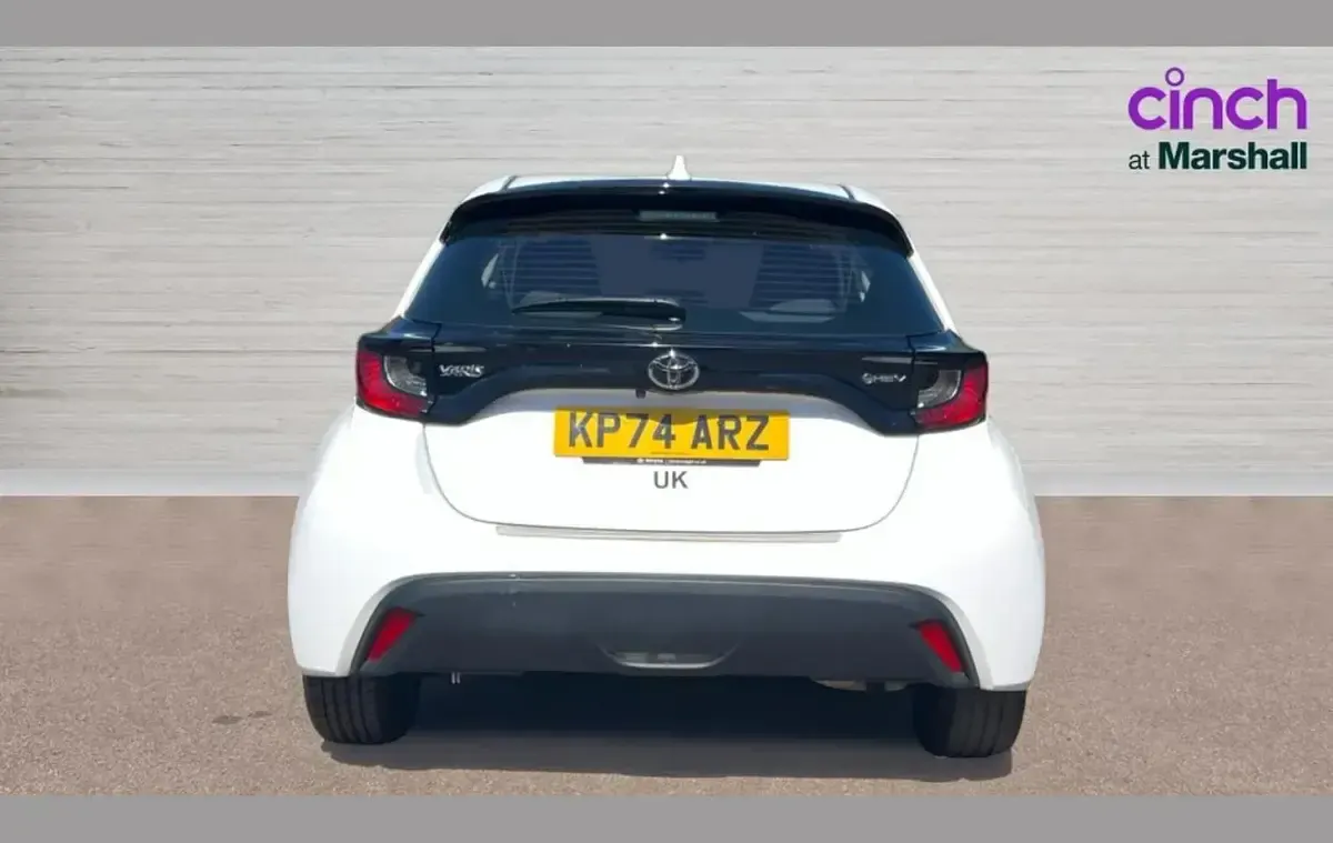 Used Toyota Yaris 113 HP (83 kW) 2024 White Hatchback