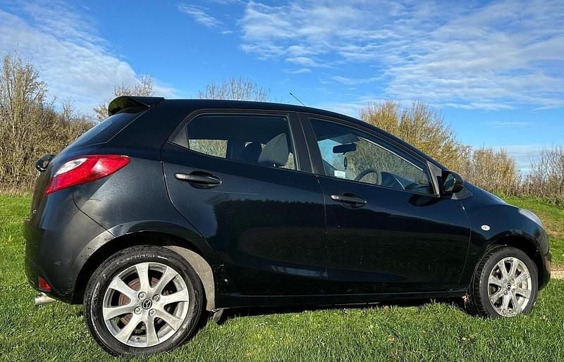 Begagnad Mazda 2 2014 Svart Halvkombi