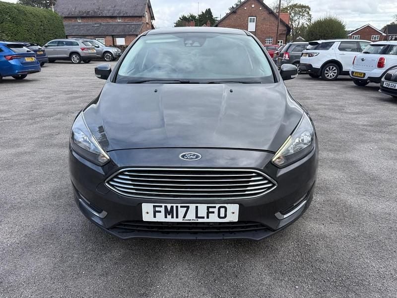 Usado Ford Focus Titanium 125 HP (91 kW) 2017 Cinzento Citadino